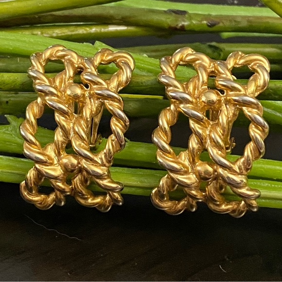 Vintage UnSigned Gold-Tone Twisted Rope Clip On Earrings - Picture 1 of 12